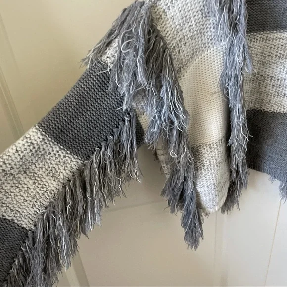 Moon River Colorblock Gray and White Fringe Sweater Size Small - Picture 5 of 14